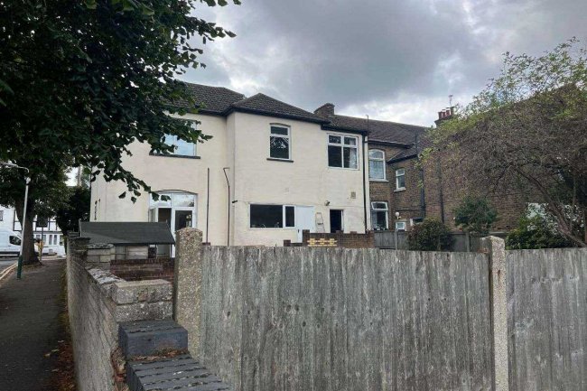 27 Heath Park Road, Romford, Essex RM2 5UB 8