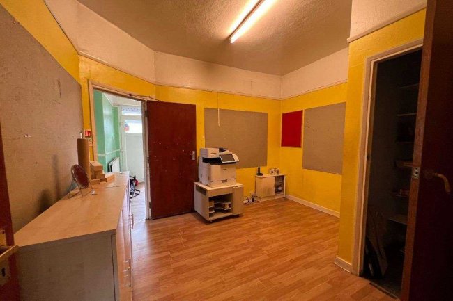 27 Heath Park Road, Romford, Essex RM2 5UB 8