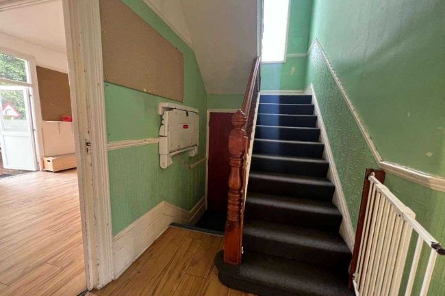 27 Heath Park Road, Romford, Essex RM2 5UB 8