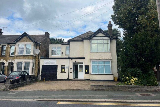 27 Heath Park Road, Romford, Essex RM2 5UB 8