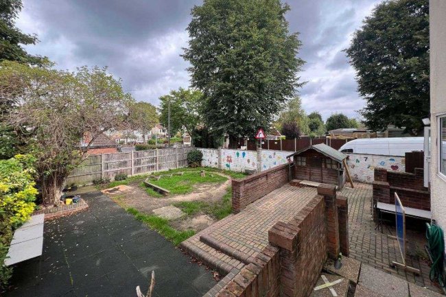 27 Heath Park Road, Romford, Essex RM2 5UB 8