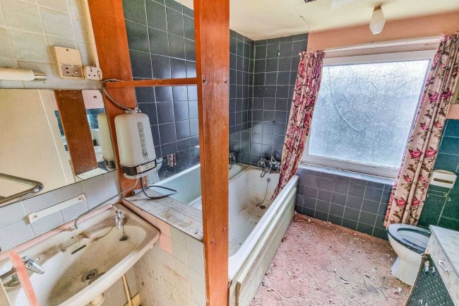 43 Manor Road, Enfield, EN2 0AN
 4