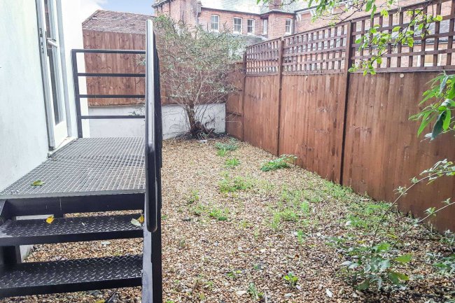 Flats B & C 37 Bartholomew Street, Reading, RG14 5LL 7