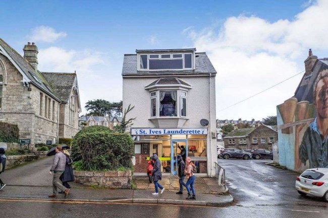 9 Alma Terrace, St Ives, TR26 1QX 2