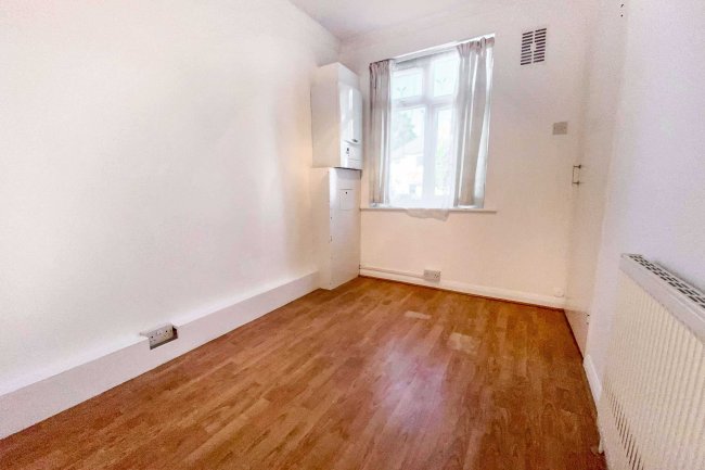 18 Barnard Gardens, New Malden, KT3 6QG 9