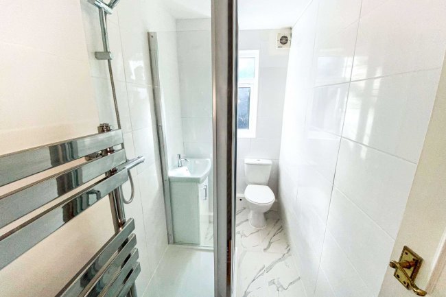 18 Barnard Gardens, New Malden, KT3 6QG 9