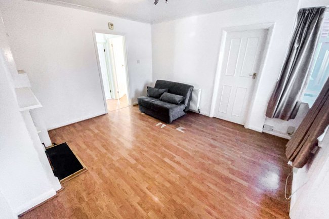 18 Barnard Gardens, New Malden, KT3 6QG 9