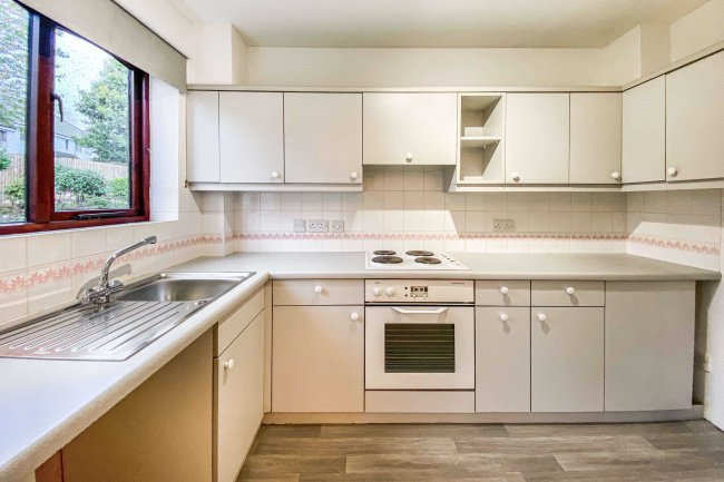 12 Gadeview, The Cotterells, Hemel Hempstead, HP1 1UF
 8