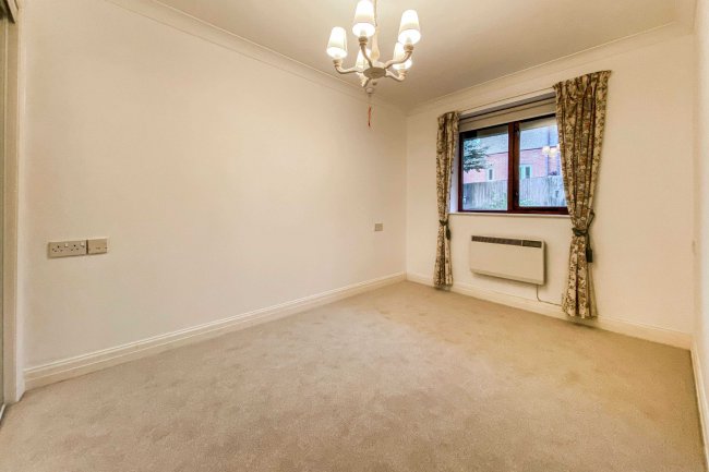 12 Gadeview, The Cotterells, Hemel Hempstead, HP1 1UF
 8