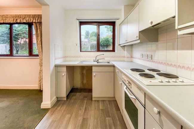 12 Gadeview, The Cotterells, Hemel Hempstead, HP1 1UF
 8