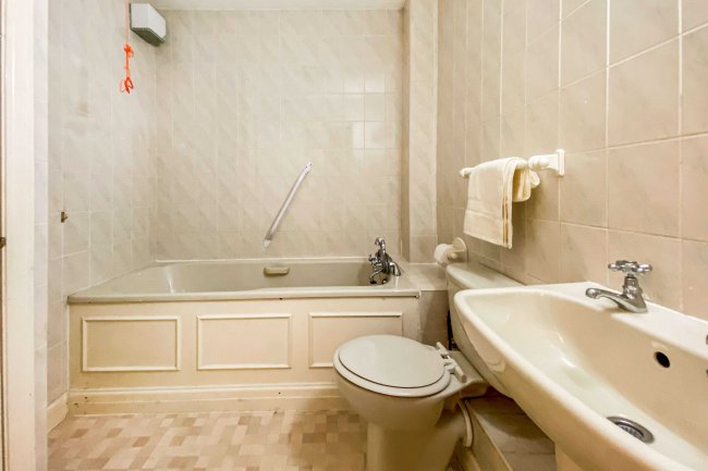 12 Gadeview, The Cotterells, Hemel Hempstead, HP1 1UF
 8