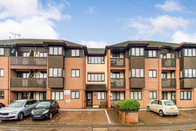 12 Gadeview, The Cotterells, Hemel Hempstead, HP1 1UF
 8