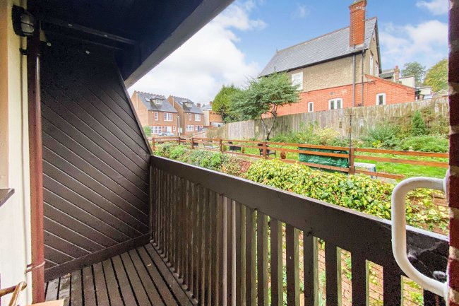 12 Gadeview, The Cotterells, Hemel Hempstead, HP1 1UF
 8