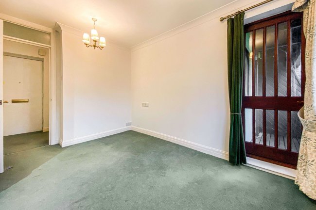 12 Gadeview, The Cotterells, Hemel Hempstead, HP1 1UF
 8