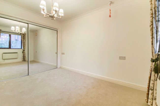 12 Gadeview, The Cotterells, Hemel Hempstead, HP1 1UF
 8