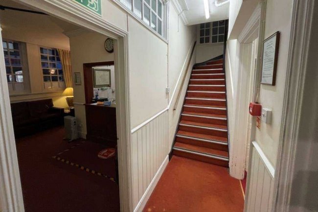 11 South Street, Farnham, GU9 7QX 9