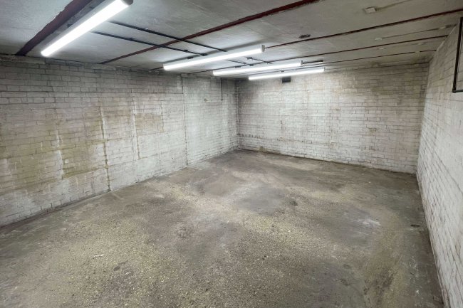 11 South Street, Farnham, GU9 7QX 9