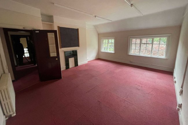 11 South Street, Farnham, GU9 7QX 9