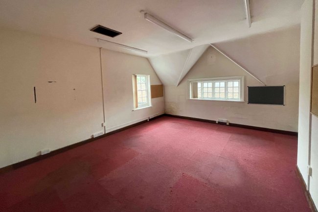 11 South Street, Farnham, GU9 7QX 9