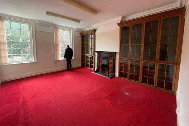 11 South Street, Farnham, GU9 7QX 9