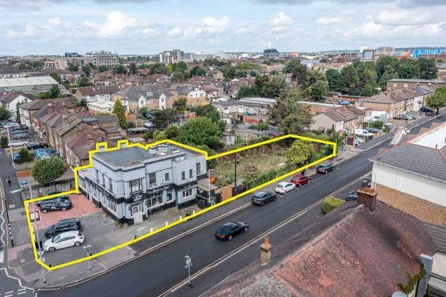 Durham Arms, 101 Brentwood Road, Romford, RM1 2EH  8