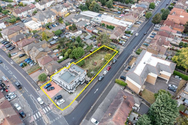 Durham Arms, 101 Brentwood Road, Romford, RM1 2EH  8