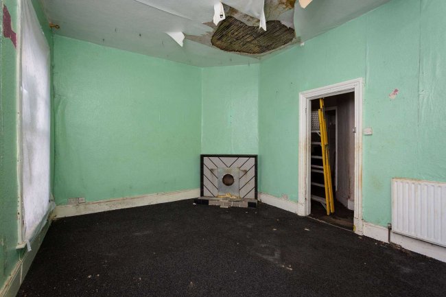 Sir Robert Peel, 16 Hillingdon Street, Walworth, London SE17 3UF 6