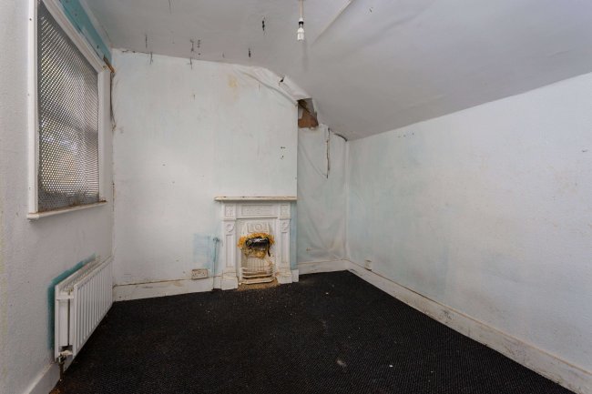 Sir Robert Peel, 16 Hillingdon Street, Walworth, London SE17 3UF 6