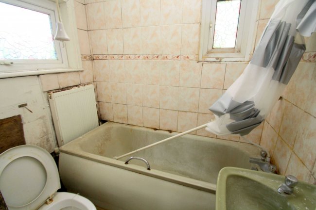 5 Park Avenue, Egham, Surrey, TW20 8HW 9