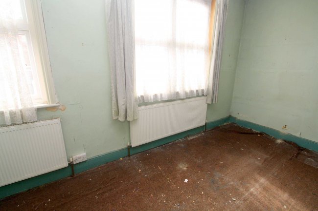 5 Park Avenue, Egham, Surrey, TW20 8HW 9