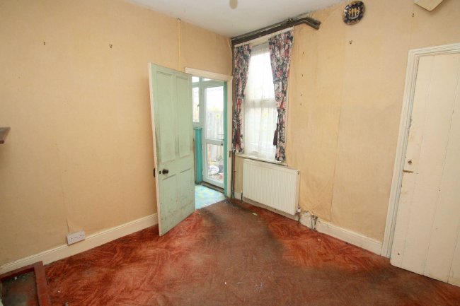 5 Park Avenue, Egham, Surrey, TW20 8HW 9