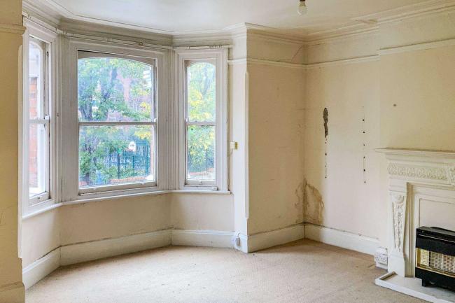 Flat 33, Elmfield Mansions, Elmfield Road, London SW17 8AA
 3