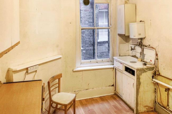 Flat 33, Elmfield Mansions, Elmfield Road, London SW17 8AA
 3