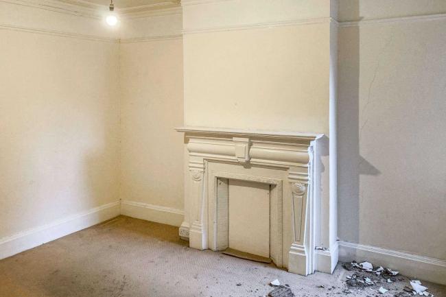 Flat 33, Elmfield Mansions, Elmfield Road, London SW17 8AA
 3