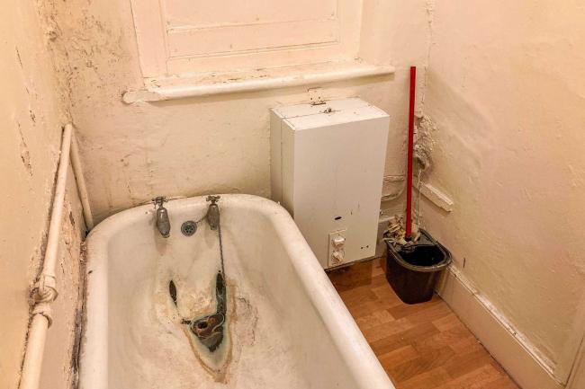 Flat 33, Elmfield Mansions, Elmfield Road, London SW17 8AA
 3