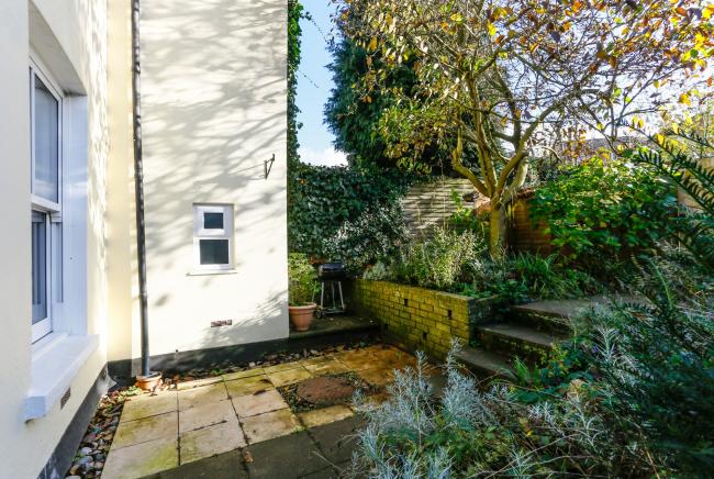 Flat 3, 44 Grovehill Road, Redhill, Surrey RH1 6DB 5