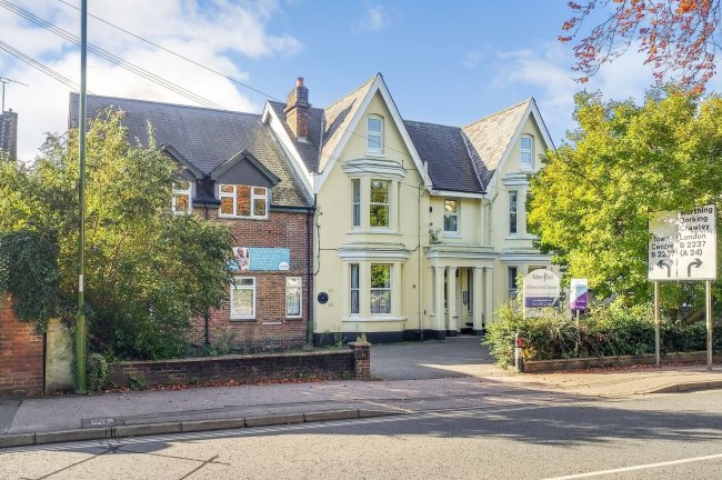 21 Hurst Road, Horsham, West Sussex RH12 2DS 4