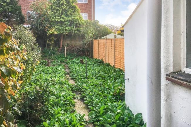 121 Queens Road, Farnborough, Hampshire GU14 6JN 1