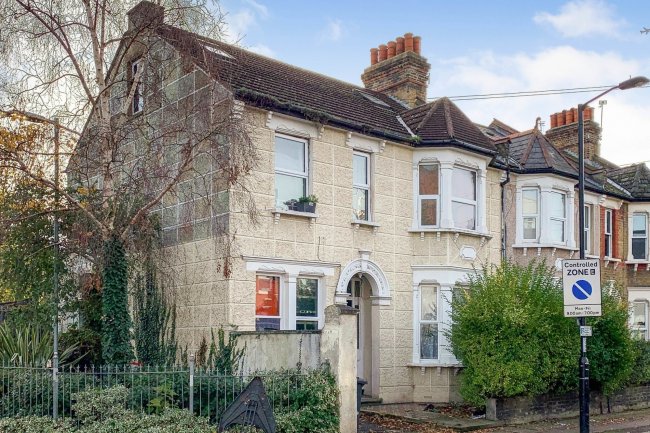 Flat 6, 2 Bradgate Road, Catford, London SE6 4TS
 7