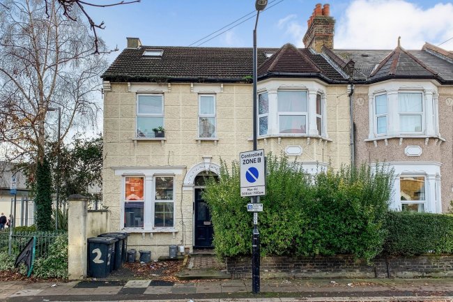 Flat 6, 2 Bradgate Road, Catford, London SE6 4TS
 7