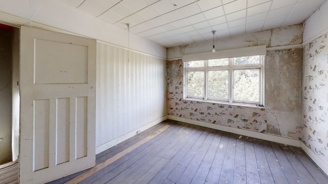 32 Banstead Road, Carshalton, Surrey SM5 3NR
 4