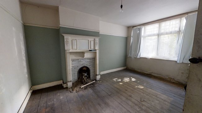 32 Banstead Road, Carshalton, Surrey SM5 3NR
 4