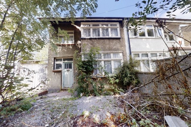 32 Banstead Road, Carshalton, Surrey SM5 3NR
 4