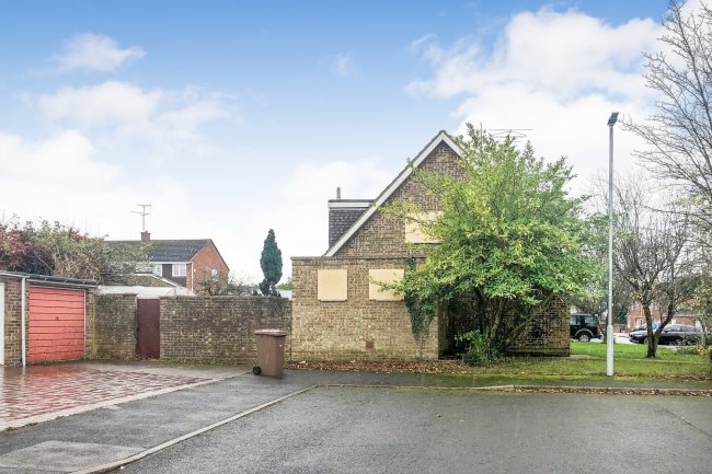 220 Turnpike Drive, Luton, Bedfordshire, LU3 3RG
 6