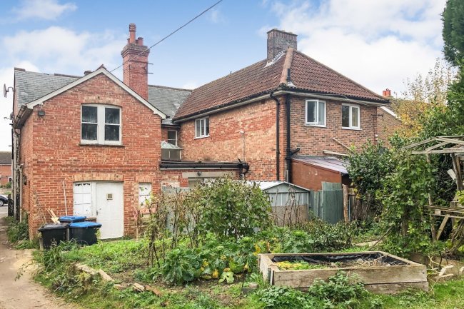 32-40 Godstone Road, Lingfield RH7 6BW
 5