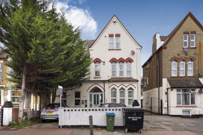 Flat 1, 104 Southwood Road, Eltham, London, SE9 3QS
 7