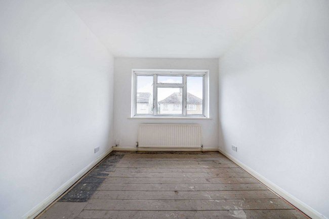 19 Sussex Road, Ickenham, Uxbridge UB10 8PN 2