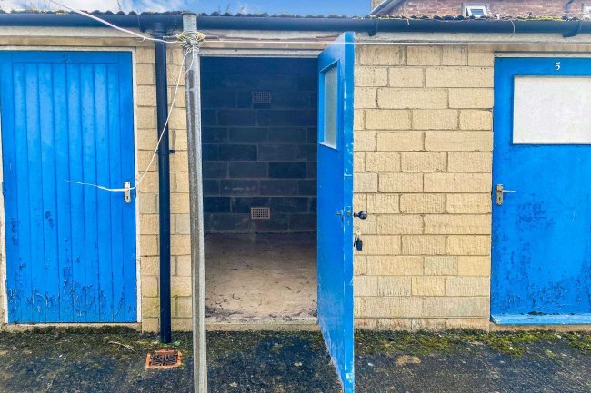 4 The Oaks, Chippenham, Wiltshire.  SN15 1DU 1