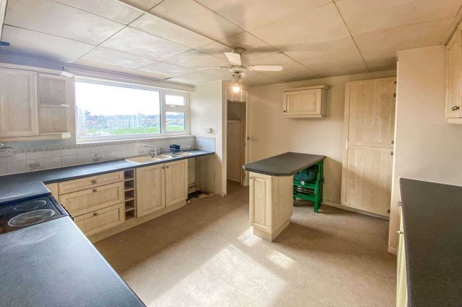 4 The Oaks, Chippenham, Wiltshire.  SN15 1DU 1