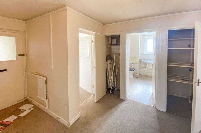 4 The Oaks, Chippenham, Wiltshire.  SN15 1DU 1